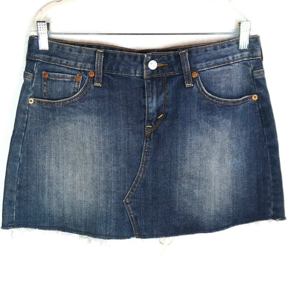 LEVI'S DENIM MINI Y2K SKIRT WITH DISTRESSING & RAW HEM SIZE 24